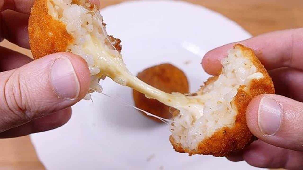 Bolinhos fritos de arroz e queijo: receita de lanche prática e gostosa