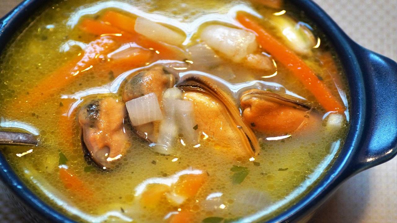 Faça este delicioso caldo de peixe: receita muito simples e fácil