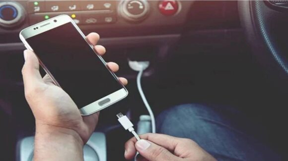 Não carregue seu telefone na porta USB do carro: Aqui estão os motivos