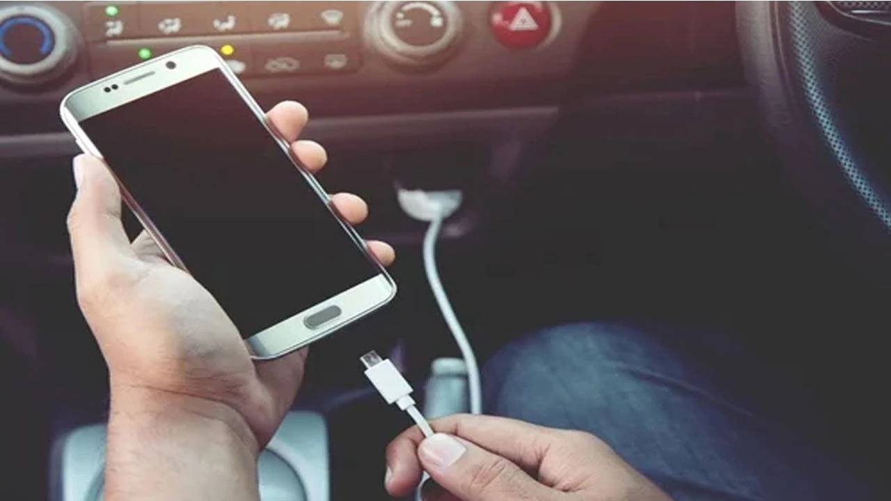 Por que você não deve carregar a bateria do celular no carro?