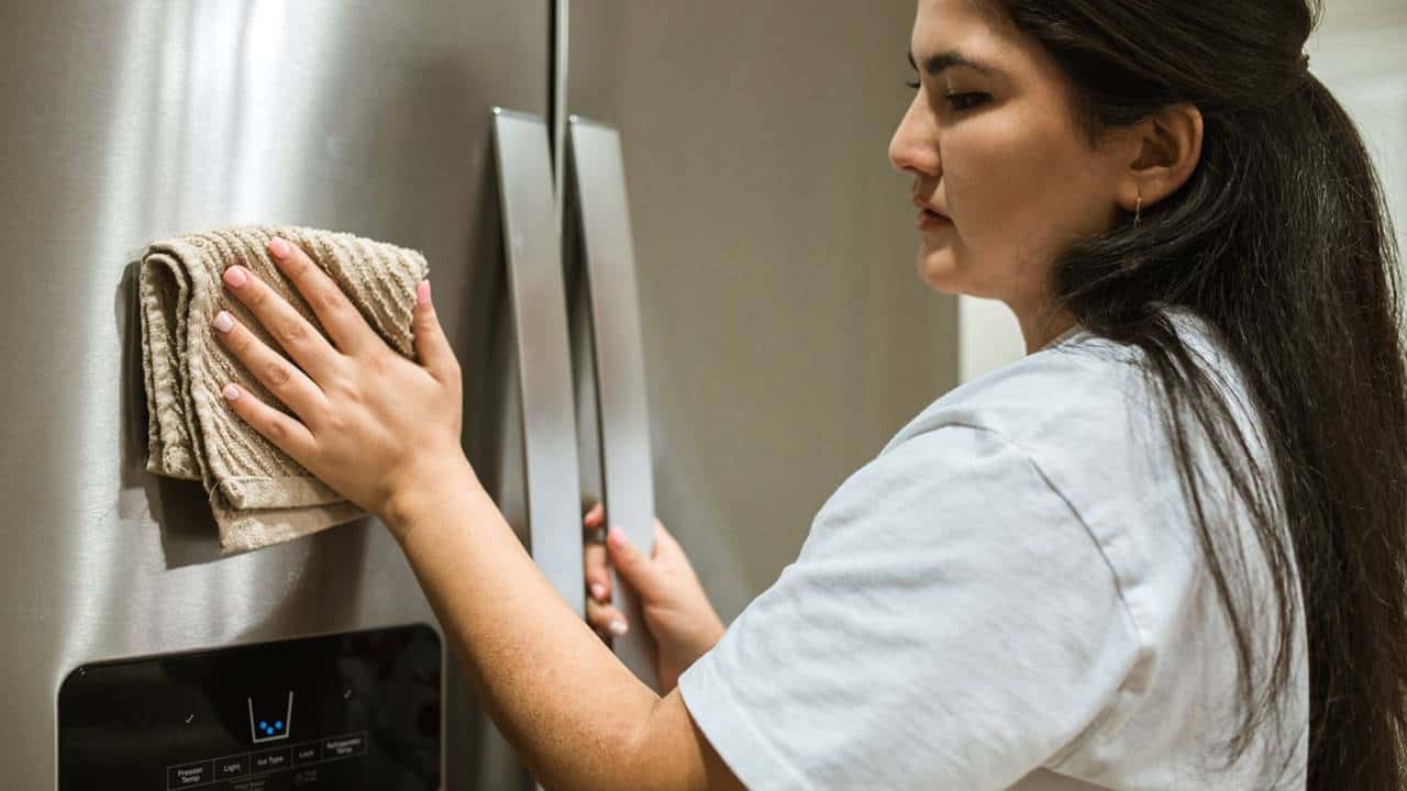 Como limpar a geladeira por dentro e por fora