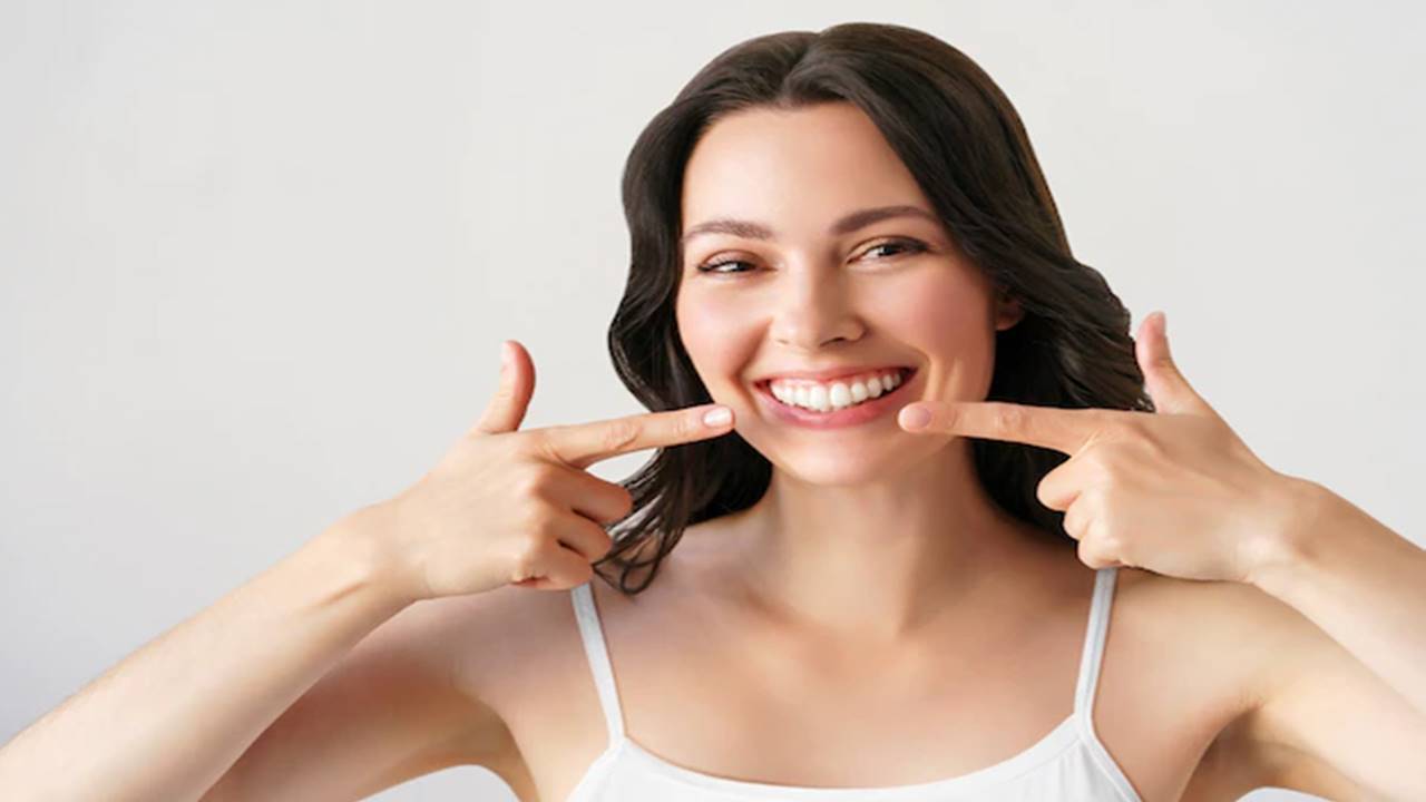 5 truques caseiros para exibir dentes mais brancos