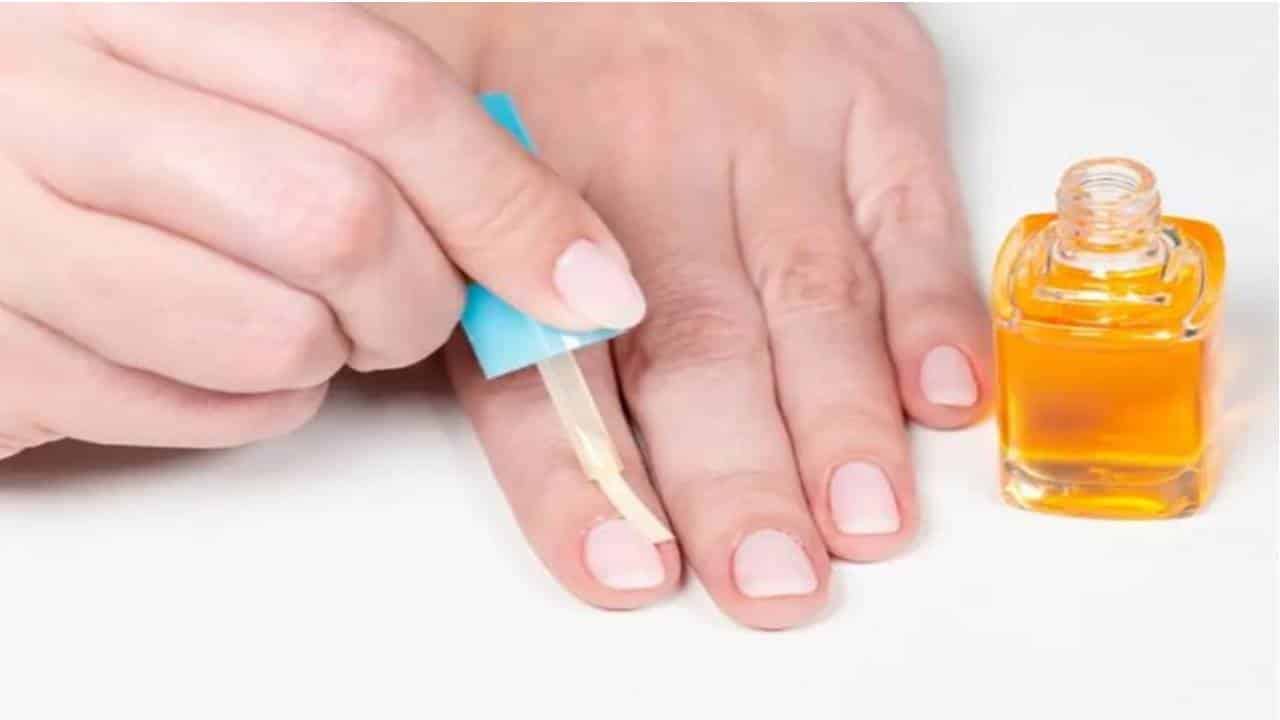 Aplique esmalte caseiro para endurecer as unhas naturalmente