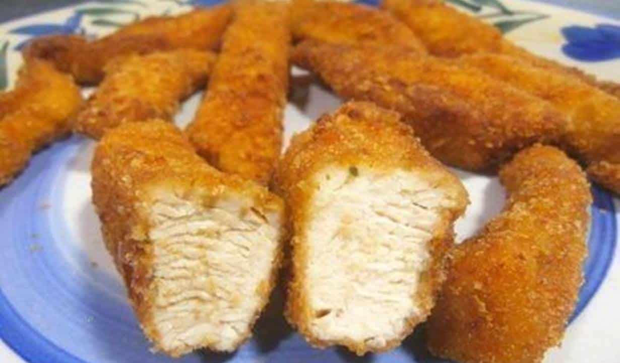 Experimente deliciosos palitos de frango empanados super fácil de fazer