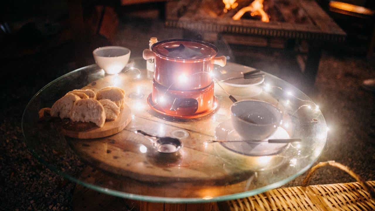 Faça um fondue de queijo, o prato suíço mais icônico