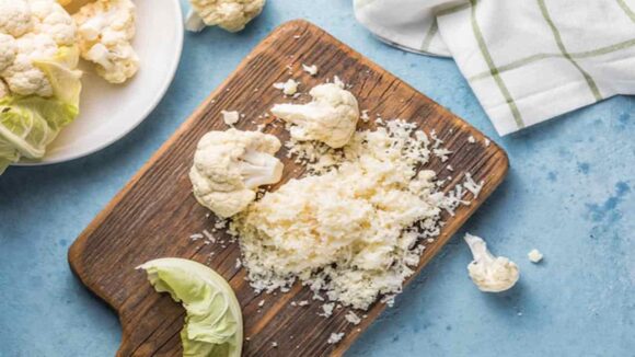 Aprenda a preparar uma deliciosa pizza caseira de couve-flor com três queijos