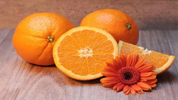 Elimine as toxinas do corpo com este delicioso suco de laranja e açafrão