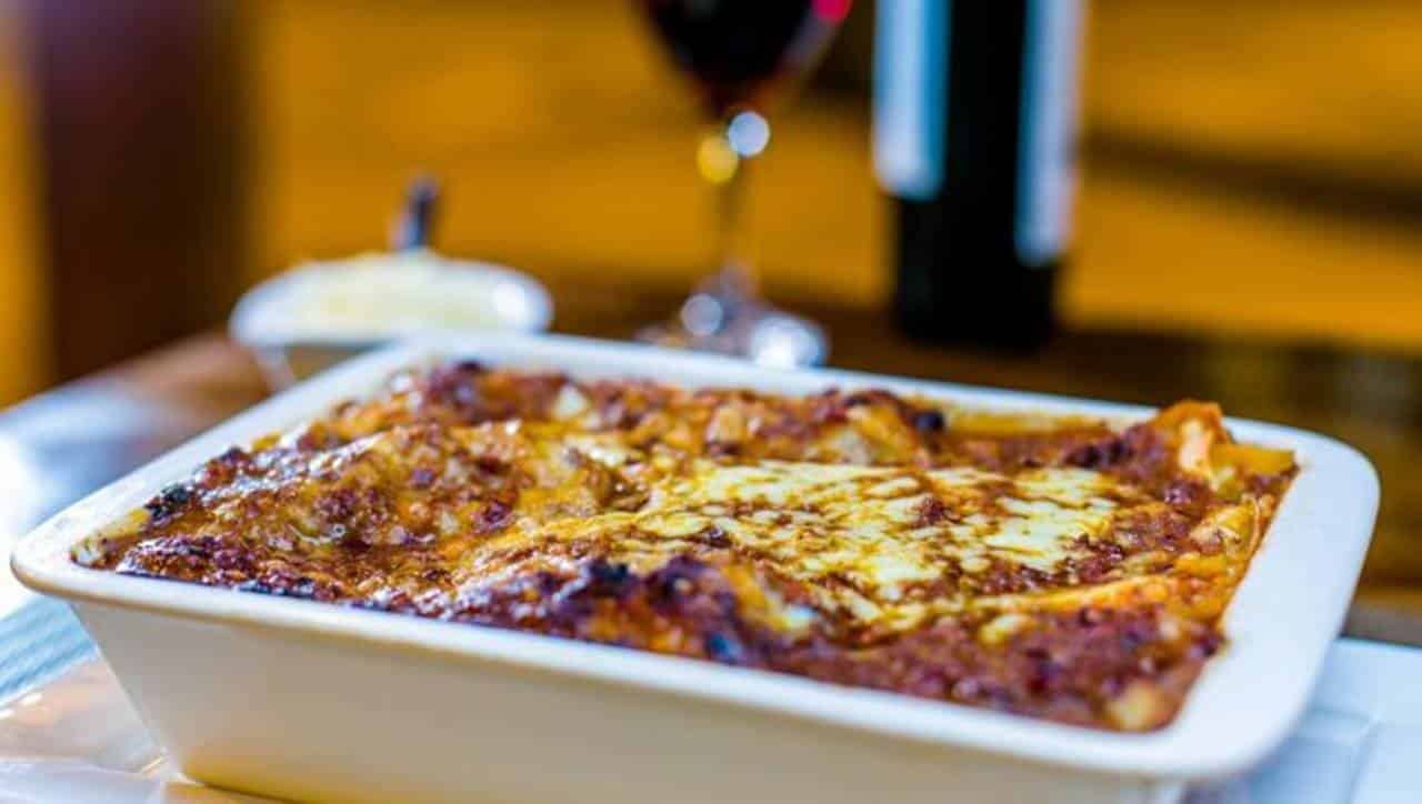 Lasanha de cogumelos com batatas e espinafre: receita saborosa e fácil