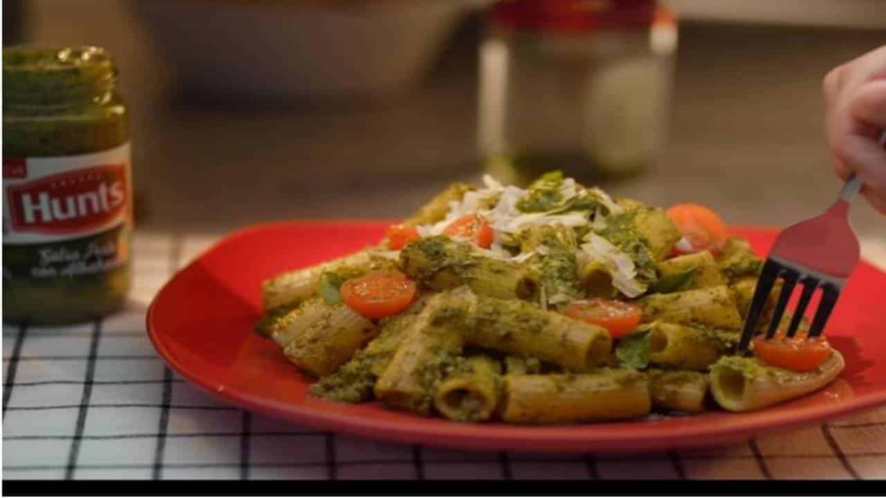 Receita de macarrão ao pesto com parmesão