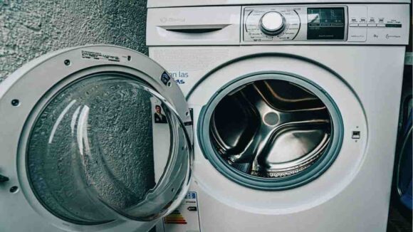 A sua máquina de lavar deixa fiapos pretos nas suas roupas? Veja como resolver