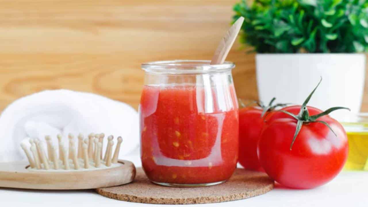 Máscara caseira e natural de tomate para combater a queda de cabelo