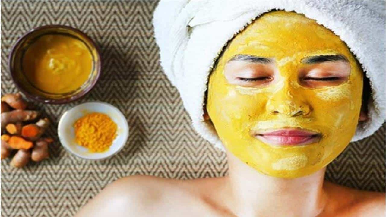 3 máscaras de cúrcuma para remover manchas na pele