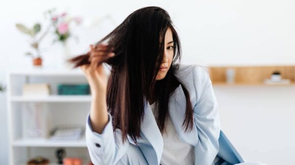 Como fazer uma máscara que elimina o frizz do cabelo