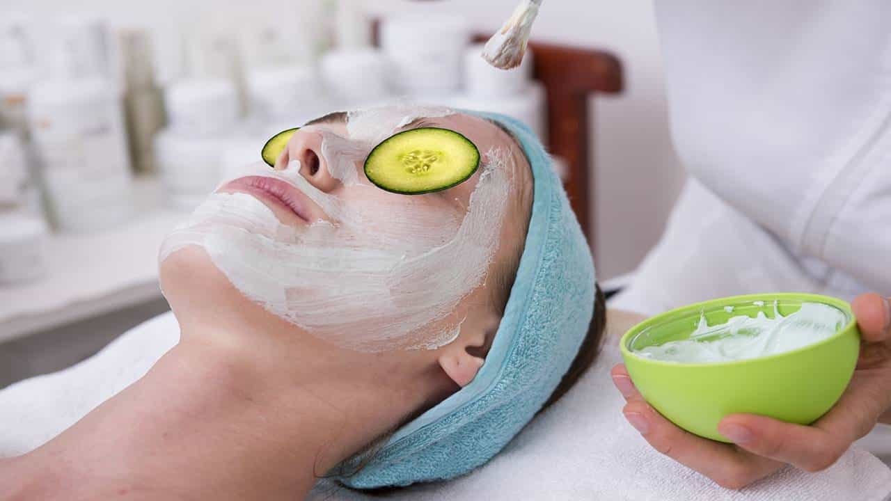 Muitas usam pepinos para neutralizar as olheiras e relaxar. Mas será que pepinos nos olhos realmente funcionam?