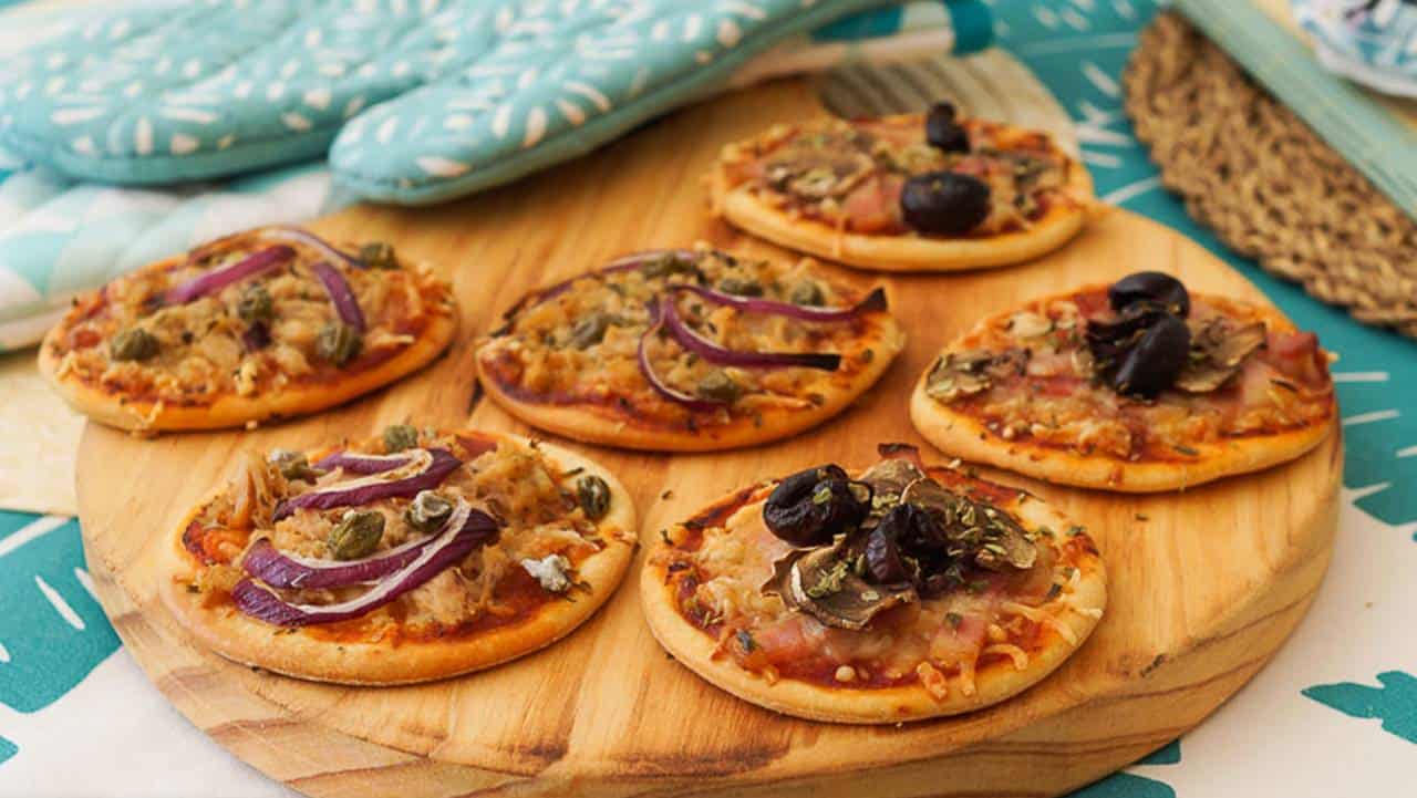 Todos adoramos pizzas, por isso seria perfeito fazê-las de forma fácil e rápida como essas mini pizzas de bacon que vamos te ensinar