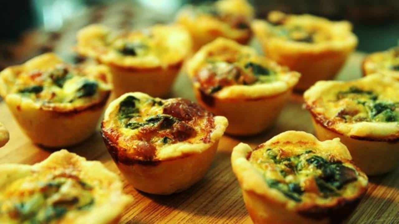 Mini quiches de brócolis e parmesão assados: receita fácil e deliciosa