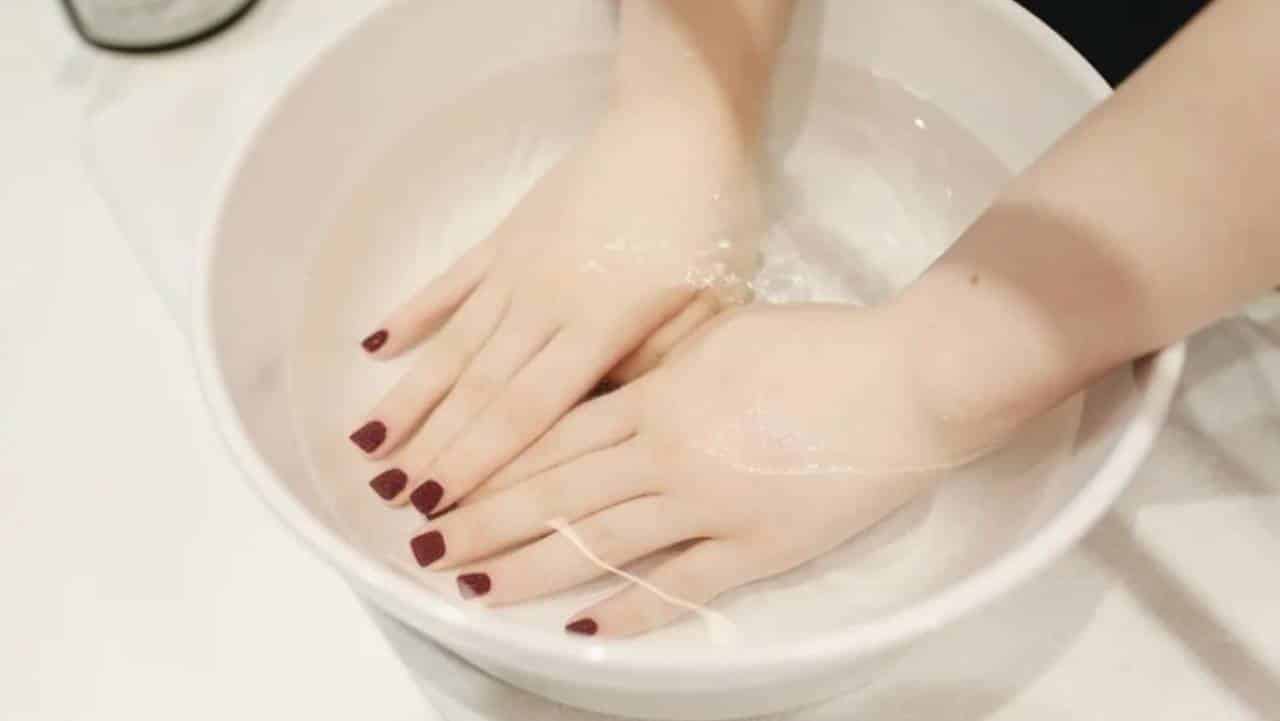 Óleos e ingredientes naturais ideais para fazer uma máscara de unhas