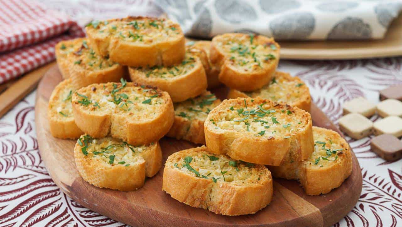 Pão de alho assado com queijo: receita muito fácil, crocante e deliciosa