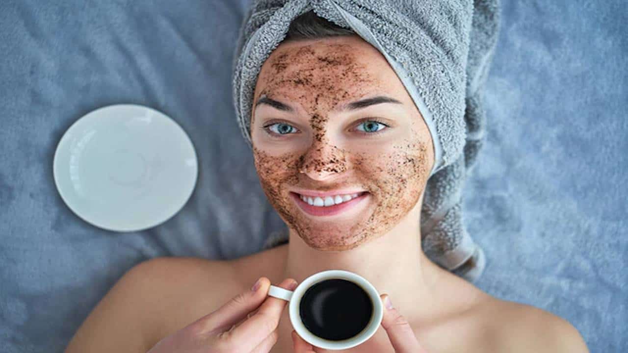 Máscara facial caseira de café para ajudar a suavizar as rugas