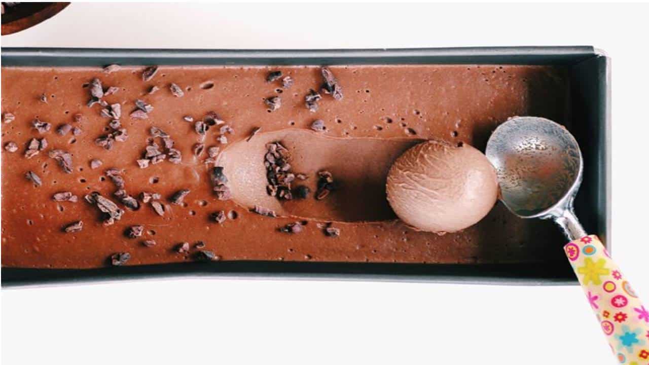 Delícia saudável: prepare um sorvete de chocolate com 2 ingredientes