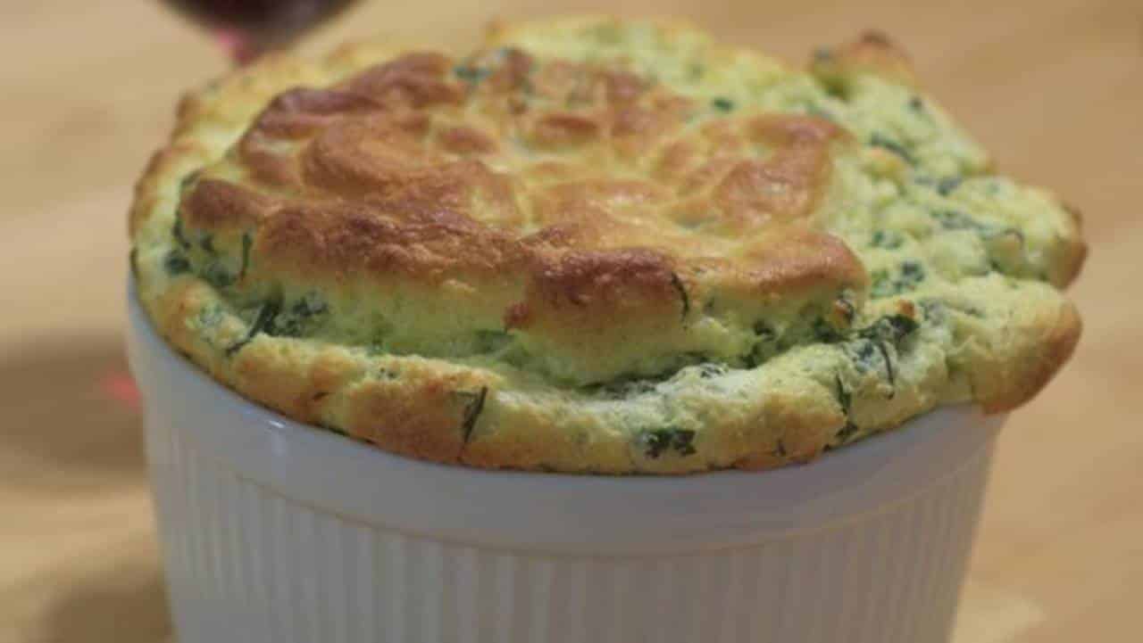 Suflê de acelga, queijo fresco e tomate seco é uma receita deliciosa e fácil