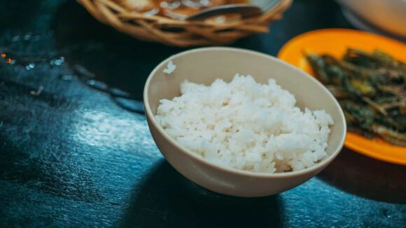 Esta salada com arroz pode ter seus ingredientes favoritos ou você pode adiciona-los para deixar está receita ainda mais deliciosa