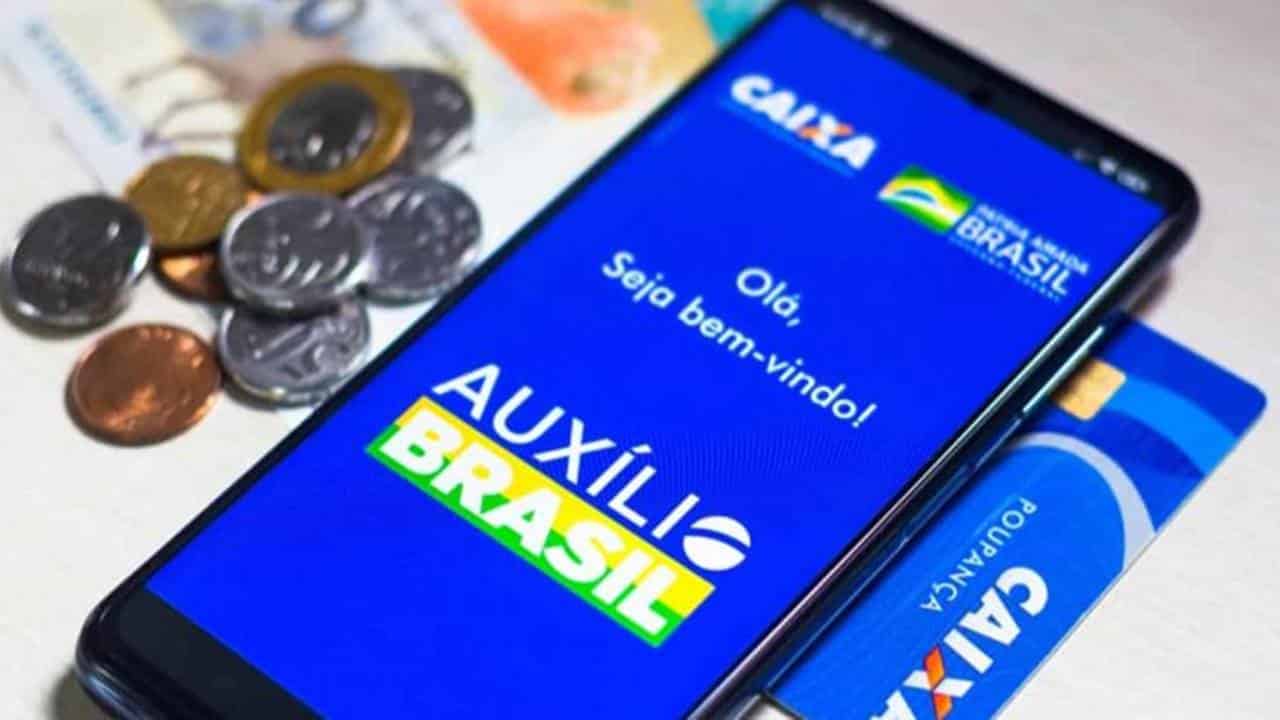 Caixa paga hoje Auxílio Brasil Pessoas solteiras podem receber R$ 400 do Auxílio Brasil?