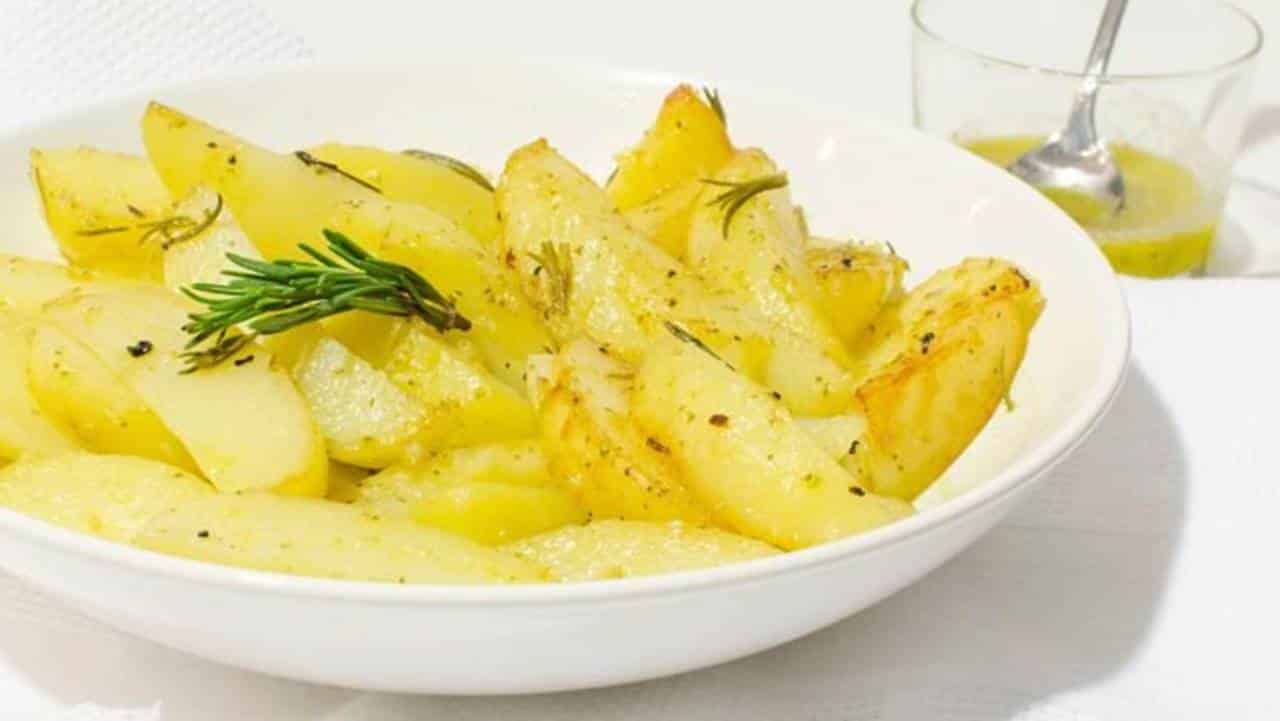 Batatas gregas com limão: uma receita super fácil e saborosa