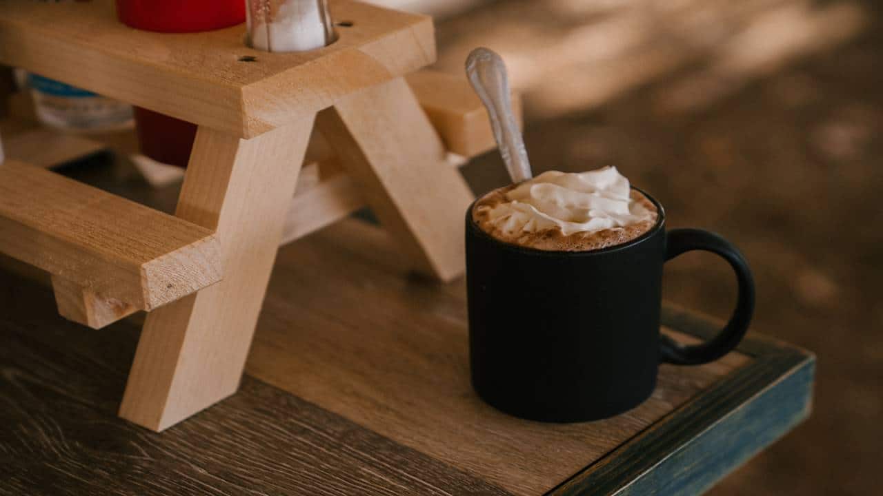 Bolo de caneca de milho, o café da manhã perfeito para começar o dia