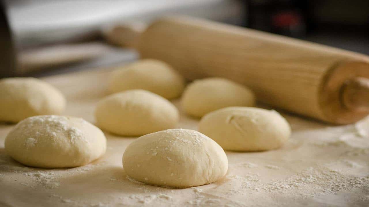 Receita caseira para preparar um pão de coco fofinho e delicioso