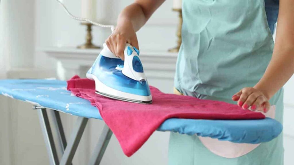 Solução caseira para perfumar roupas enquanto passa