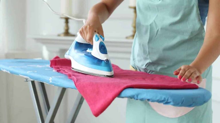 Solução caseira para perfumar roupas enquanto passa