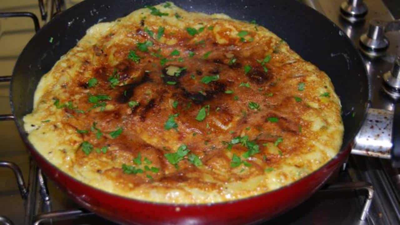 Omelete de batata com molho picante: uma receita diferente e deliciosa