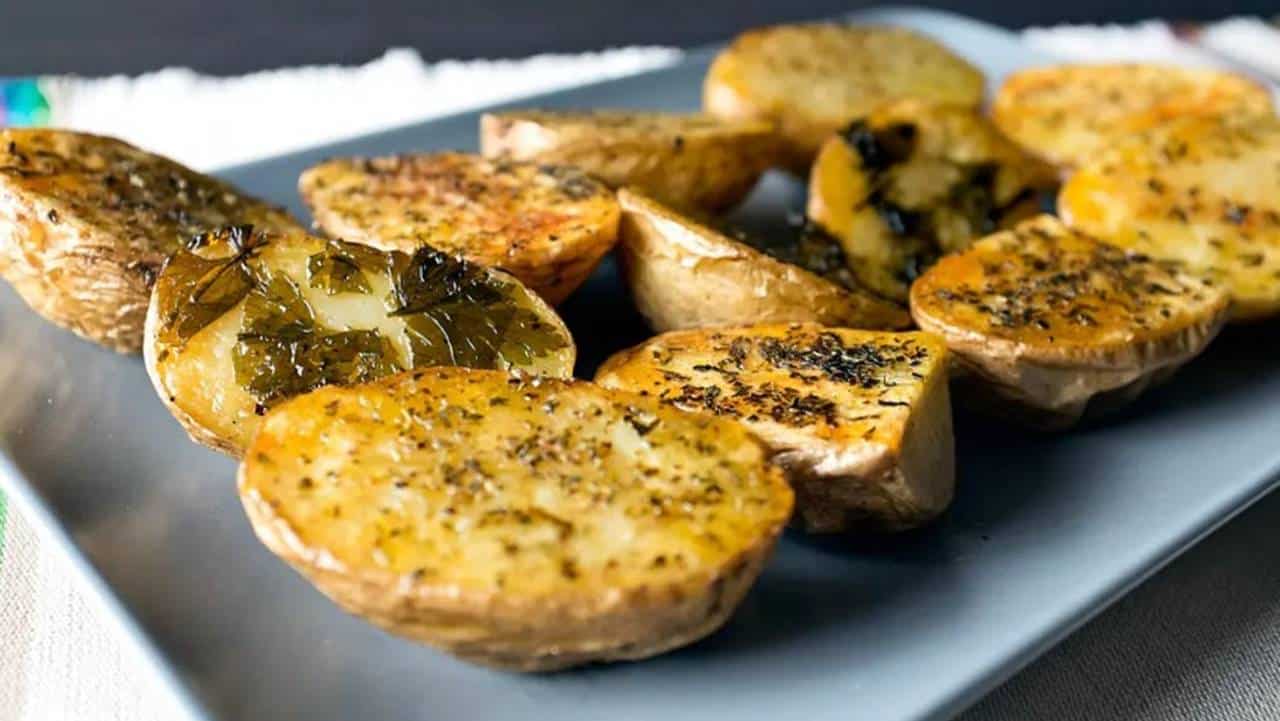 Batatas assadas com ervas: uma receita muito fácil para seu almoço