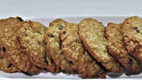 Faça biscoitos rápidos de aveia e nozes para o café da manhã