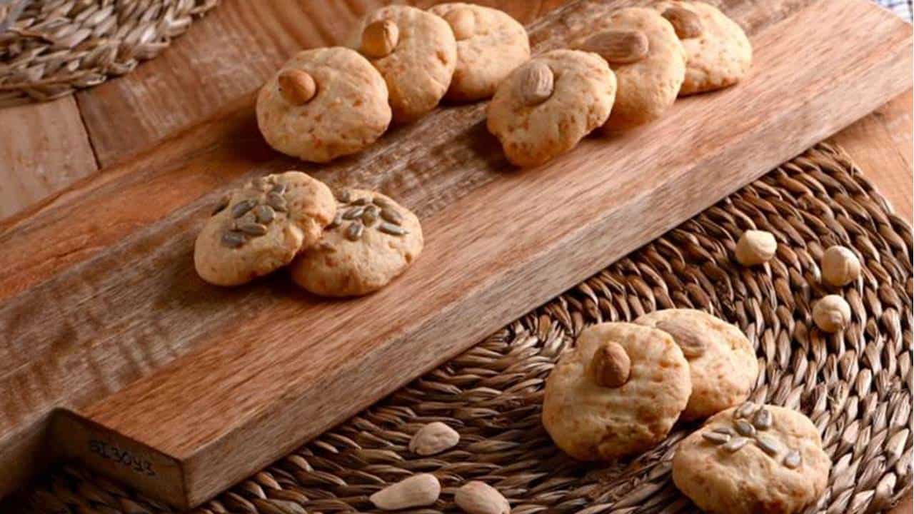 Anote essa receita fácil de biscoitos de queijo e nozes