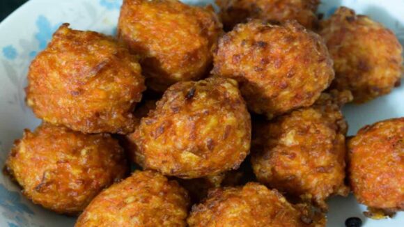 Aproveite as sobras e faça deliciosos bolinhos de arroz com queijo