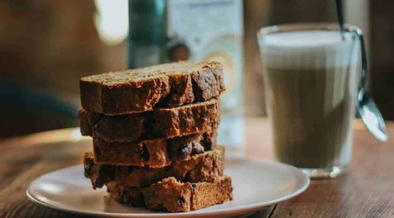 Prepare um delicioso bolo de banana e coco sem farinha