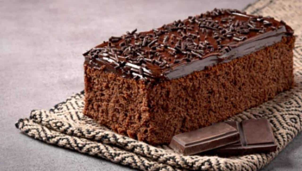 Bolo de chocolate delicioso e muito fácil sem açúcar e sem forno