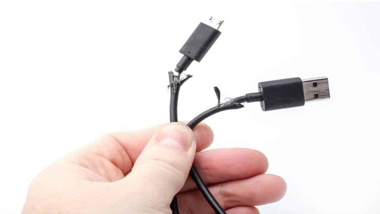 Veja como concertar facilmente seu carregador ou cabo USB