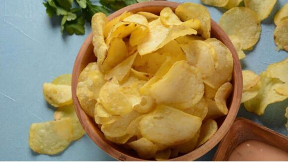 Veja como fazer chips de batata com queijo em poucos passos
