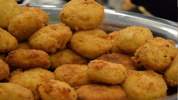 Croquete de berinjela com queijo