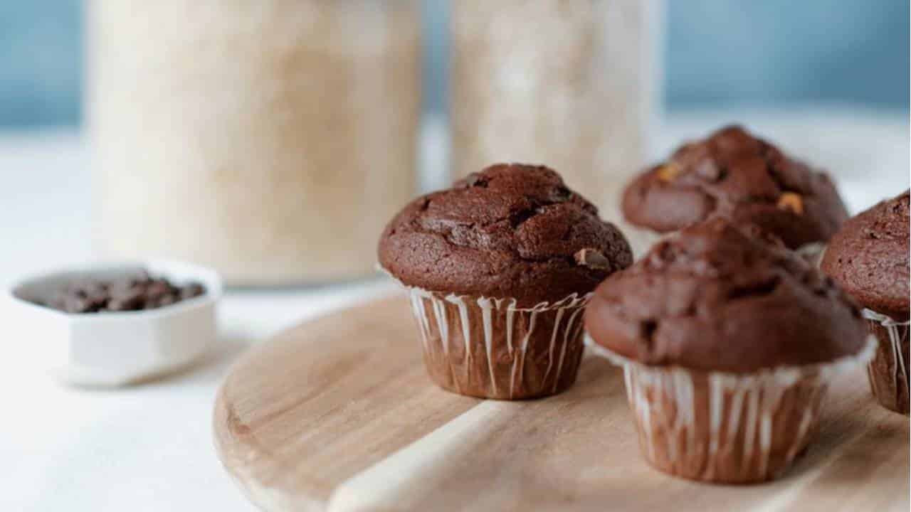 Prepare estes cupcakes de chocolate e mirtilo e veja que delicia