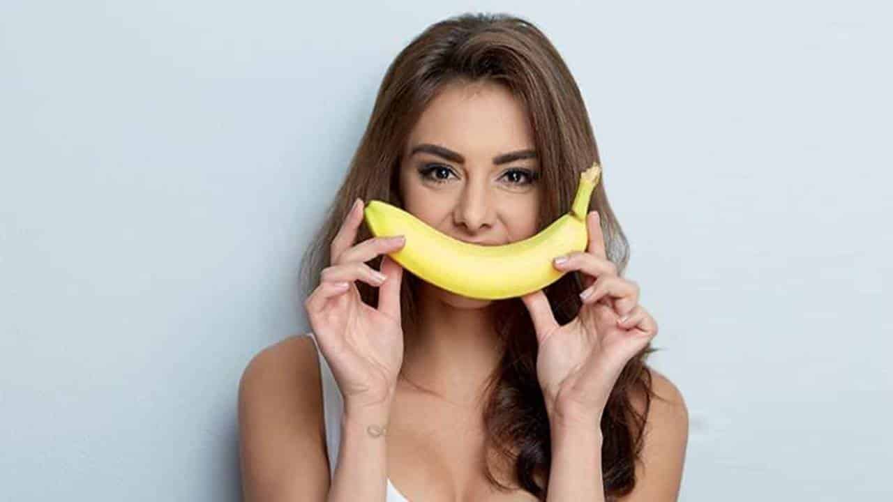 Aqui está a maneira correta de usar casca de banana para clarear a pele