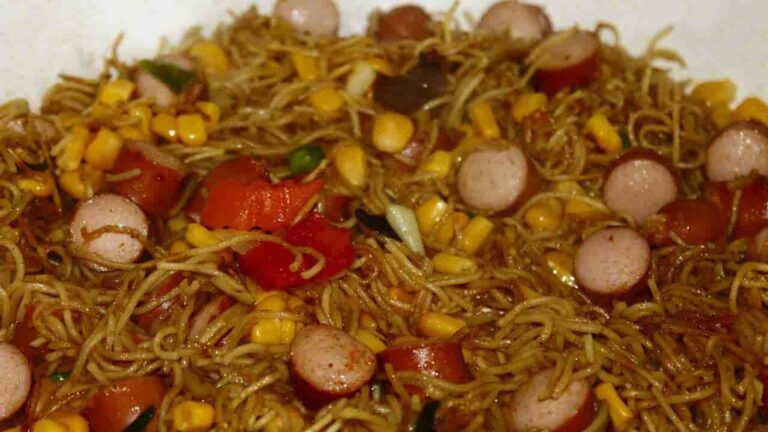 Esse macarrão com salsicha vai agradar a todos em casa