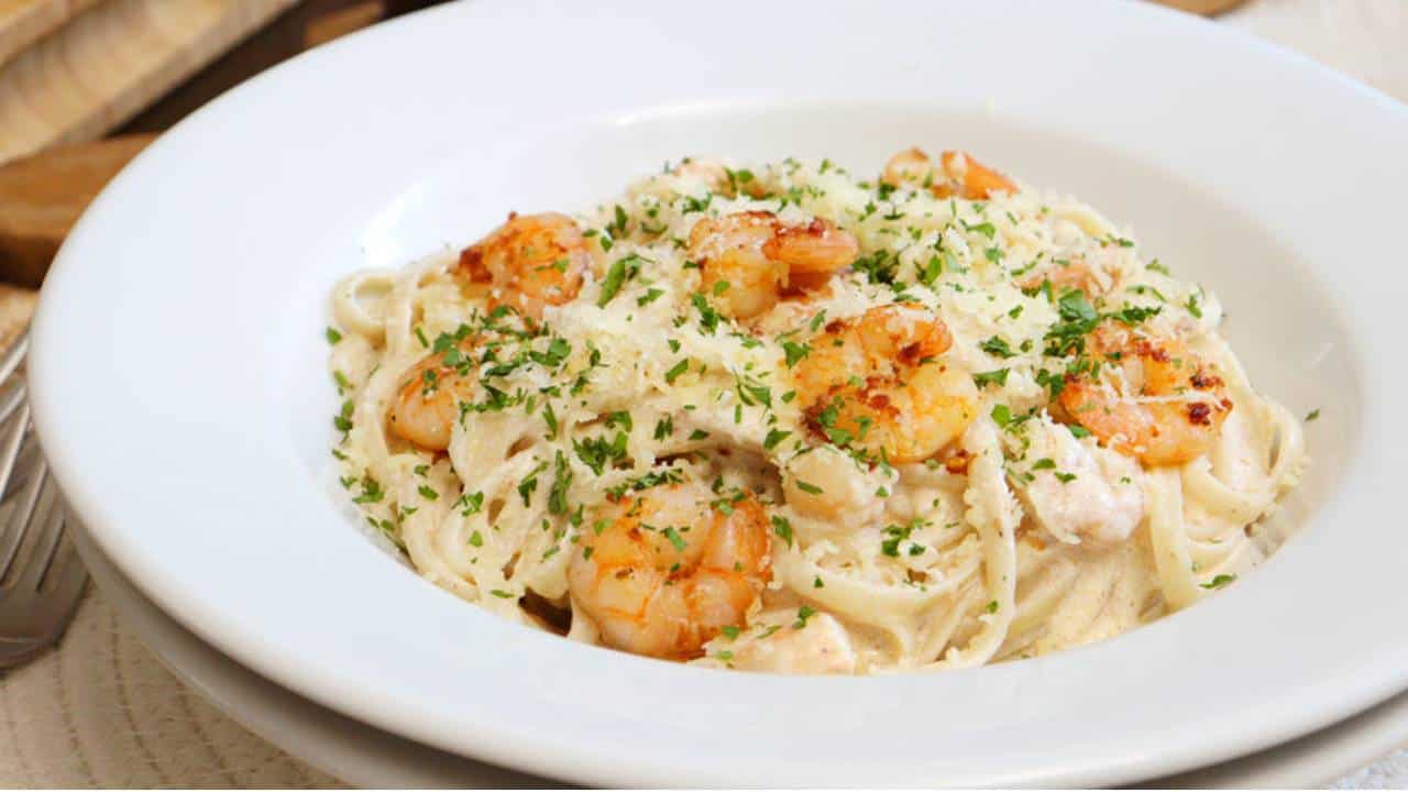 Macarrão Alfredo com Camarão: uma receita muito fácil e requintada