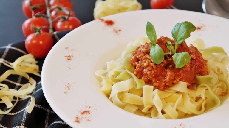 Este delicioso macarrão com molho pesto vermelho é IRRESTÍVEL