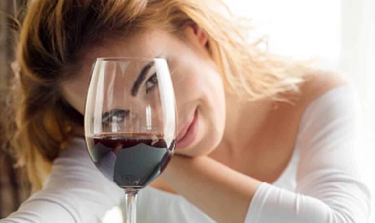 Use essas máscaras de vinho e leite contra rugas e cravos na pele