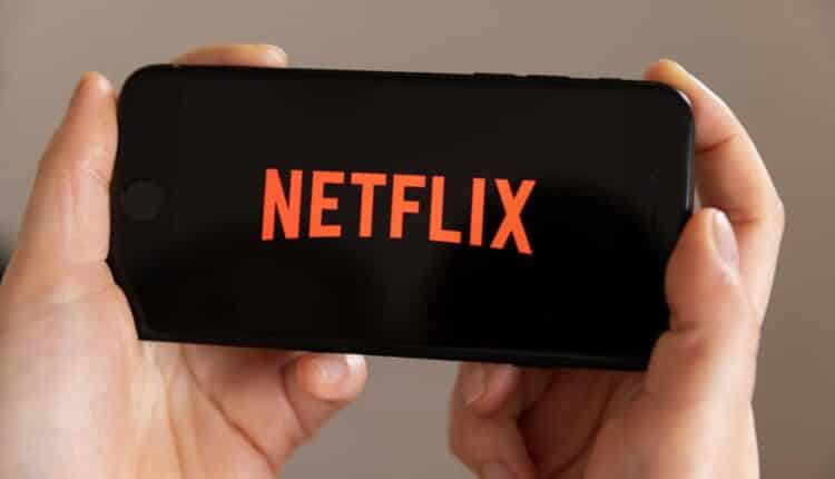 Netflix planeja multar clientes que compartilham sua conta com outros