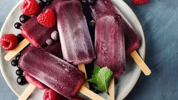 Aproveite essa receita saudável de picolé com frutas vermelhas